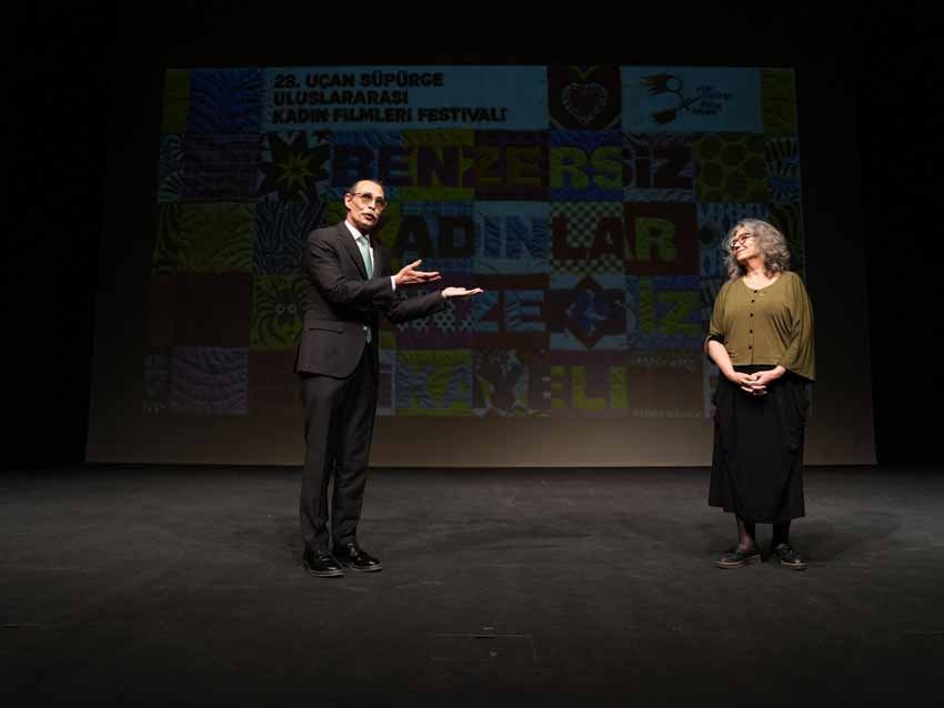 etimesgut-belediyesi-28-ucan-supurge-kadin-filmleri-festivali-kapsaminda-duzenlenen-soylesiye-ev-sahipligi-yapti