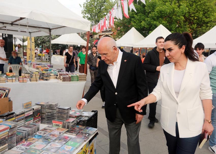 Yenimahalle Belediyesi'nin bu yıl üçüncüsünü düzenlediği "Kitap Günleri" vatandaşlardan yoğun