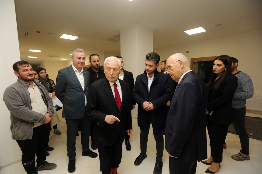 Haberal, Alzheimer ve Yaşlı Yaşam Merkezi’ni ziyaret etti enimahalle Belediye Başkanı Fethi Yaşar, Prof.Dr. Mehmet Haberal ve Prof.