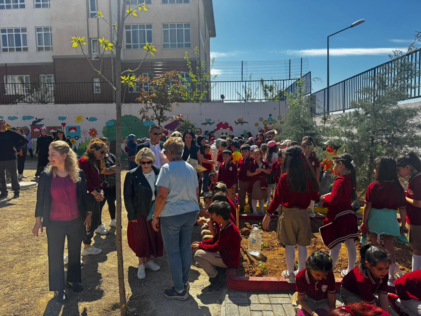 Etimesgut Belediyesi tarafından her sınıfa özel hobi bahçeleri açıldı Etimesgut Belediyesi Park ve Bahçeler Müdürlüğü tarafından yürütülen çevre düzenleme