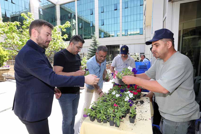 Vergisini yatırana çiçek sürprizi Yenimahalle Belediyesi, vergi mükelleflerini ödemeler konusunda uyardı. Emlak, ÇTV, İRV ve