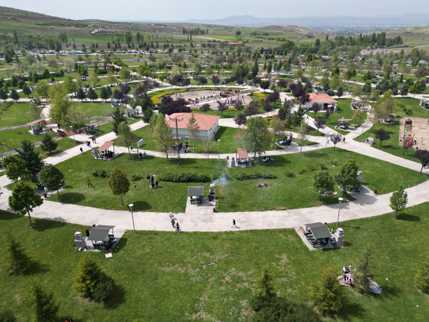 Havaların ısınmasıyla birlikte yeniden hizmete açılan Peçenek Mesire Alanı, ziyaretçi