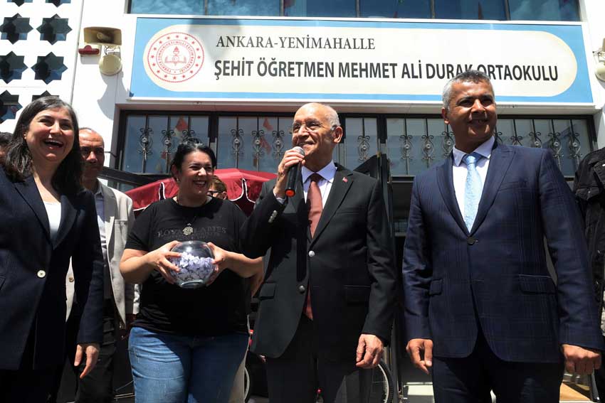 Öğrencilerden Yaşar’a sevgi seli Yenimahalle Belediye Başkanı Fethi Yaşar, Şehit Öğretmen Mehmet Ali Durak