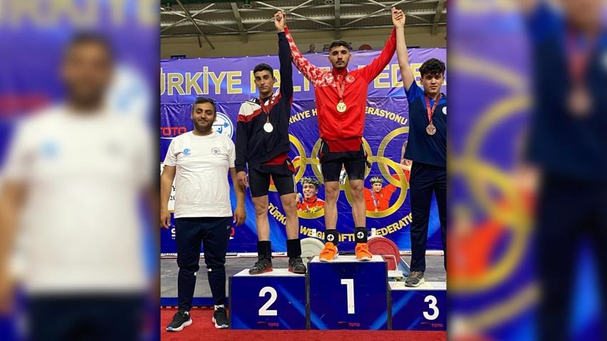 Kahramankazan Belediye Spor Kulübü Halter Takımı Bursa'da düzenlenen Yıldızlar Türkiye
