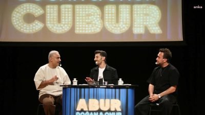 Oyuncular Rüştü Onur Atilla ve Doğan Akdoğan’ın birlikte sahnelediği “Abur