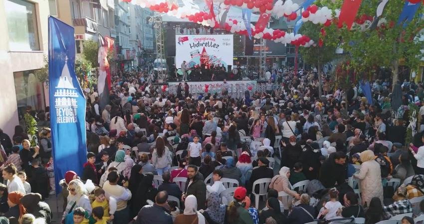 Baharın müjdecisi Hıdırellez, Beyoğlu Belediyesinin düzenlediği şenlikte coşkuyla kutlandı. 
