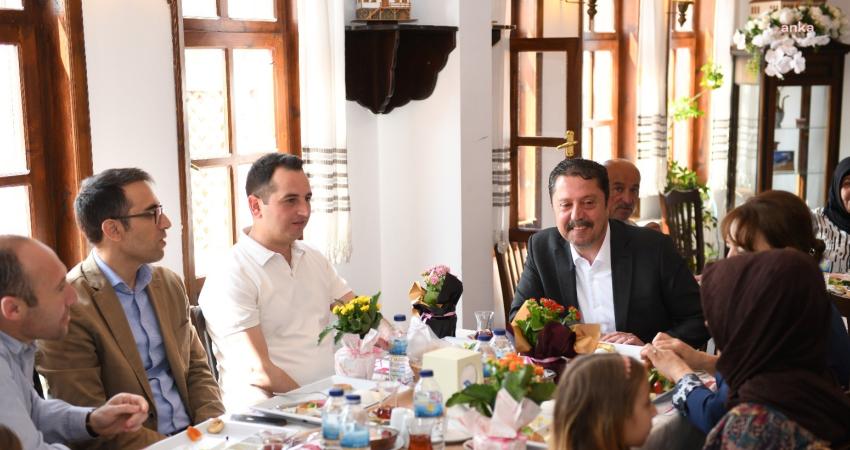 Beypazarı Belediye Başkanı Kasap, Anneler Günü’nde şehit anneleriyle bir araya geldi Beypazarı Belediye Başkanı Özer Kasap, Anneler Günü dolayısıyla Tarihi Taş