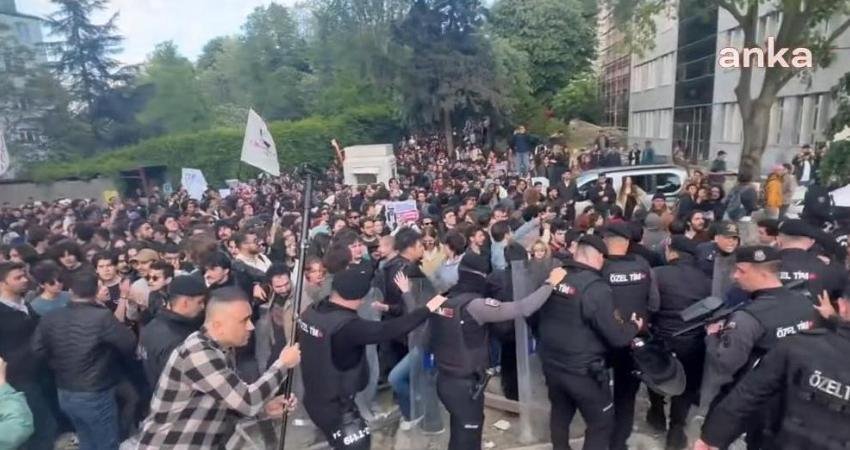 Boğaziçi Üniversitesi akademisyenleri tarafından yapılan yazılı açıklamada, İslam Araştırmaları Kulübü (BİSAK)