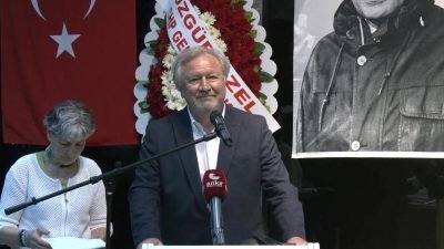 Eski DSP Genel Başkanı Zeki Sezer, eski Başbakan Bülent Ecevit'in doğumunun