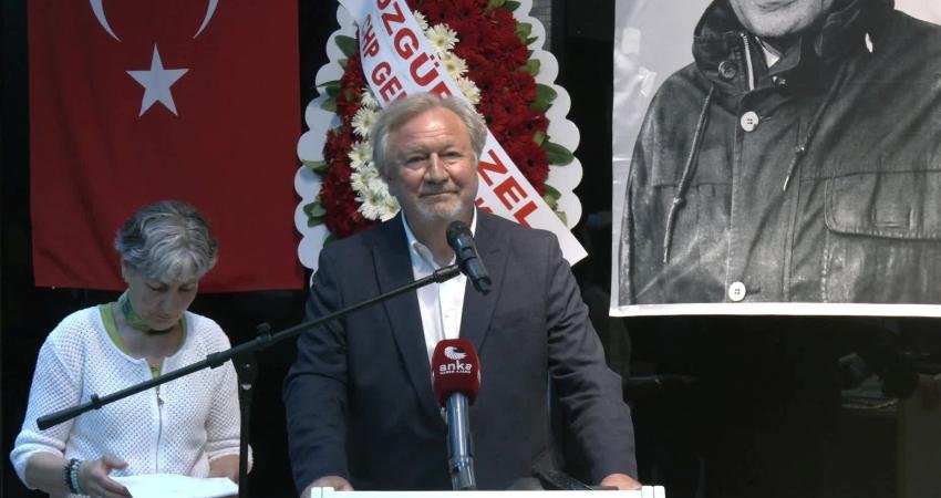 Eski DSP Genel Başkanı Zeki Sezer, eski Başbakan Bülent Ecevit'in doğumunun