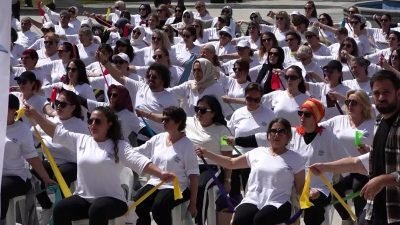 Büyükçekmece Belediyesi, Dünya Pilates Günü'nde Spor Akademisi Eğitmeni Ceylan Sönmez’in rehberliğinde plates