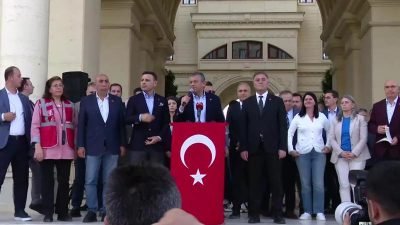 CHP Genel Başkanı Özgür Özel, Büyükçekmece Belediyesi'ni ziyaretinde yaptığı açıklamada,"İşine gelen