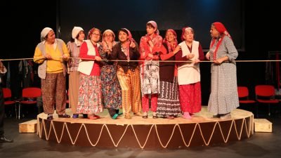 Emekli Tiyatrosu’nun yeni oyunu “Düğün ya da Davul”, görkemli bir