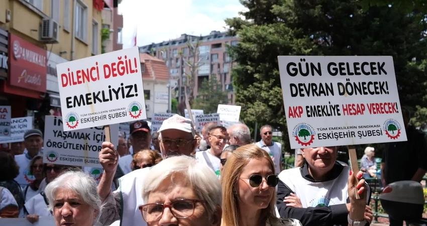 Tüm Emeklilerin Sendikası’nın çağrısıyla Eskişehir'de yürüyüş yapan emekliler, bayram ikramiyesinin