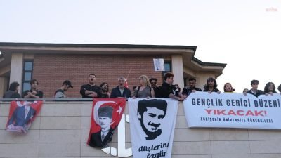Eskişehir’de Köprübaşı’nda bir araya gelen üniversite öğrencileri sloganlar eşliğinde Anadolu