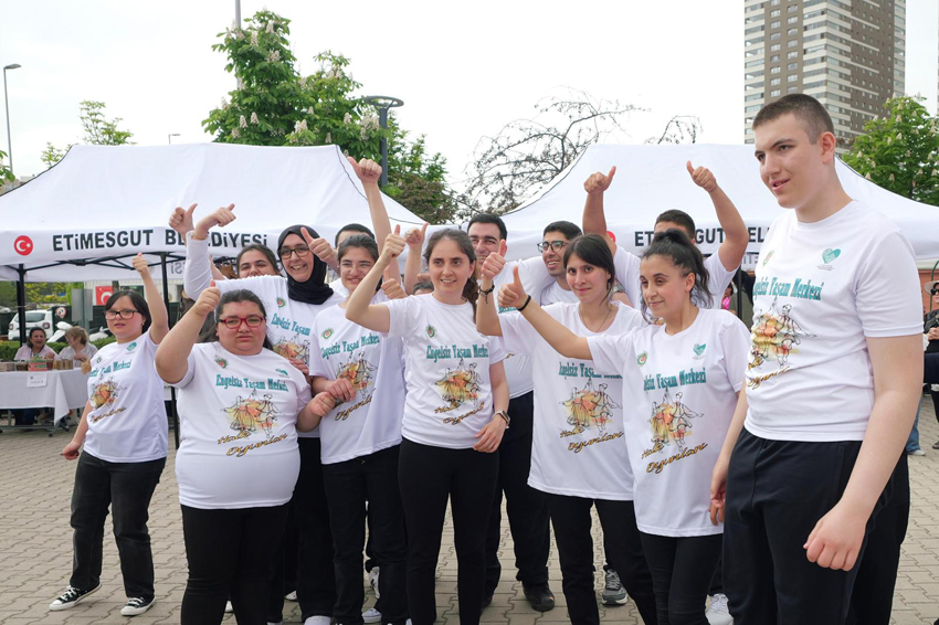 Etimesgut Belediyesi’nden Kadın Emeği Pazarı ve Engelsiz Yaşam Merkezi Atölye Sergisi Etimesgut Belediyesi, 10-16 Mayıs Engelliler Haftası dolayısıyla, toplumda farkındalık yaratmayı