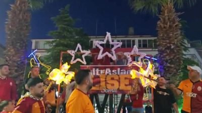 Galatasaray'ın Süper Lig'deki 25'inci şampiyonluğu, Soma'da coşkuyla kutlandı. Binlerce taraftar,
