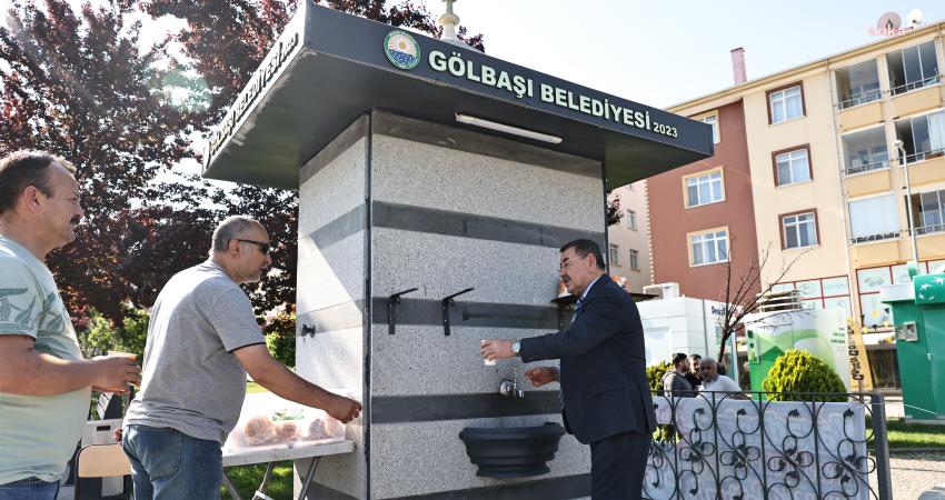 Gölbaşı Belediyesi’nden vatandaşlara çorba ikramı Gölbaşı Belediyesi'nin sabah erken saatlerde okuluna ve işine giden vatandaşlara