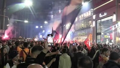 Galatasaray'ın şampiyon olmasının ardından İstanbul'da taraftarlar coşkulu kutlamalar yaptı. İstiklal