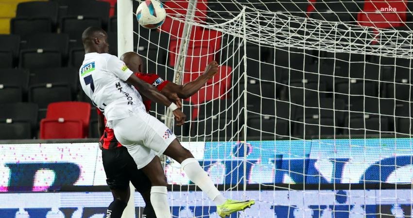 Süper Lig’in son haftasında Kasımpaşa’ya konuk olan Göztepe, sahadan 2-1
