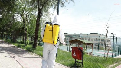 Keçiören Belediyesi, havanın ısınmasıyla ilçe genelinde ilaçlama çalışmalarını hızlandırdı. Belediye Başkanı