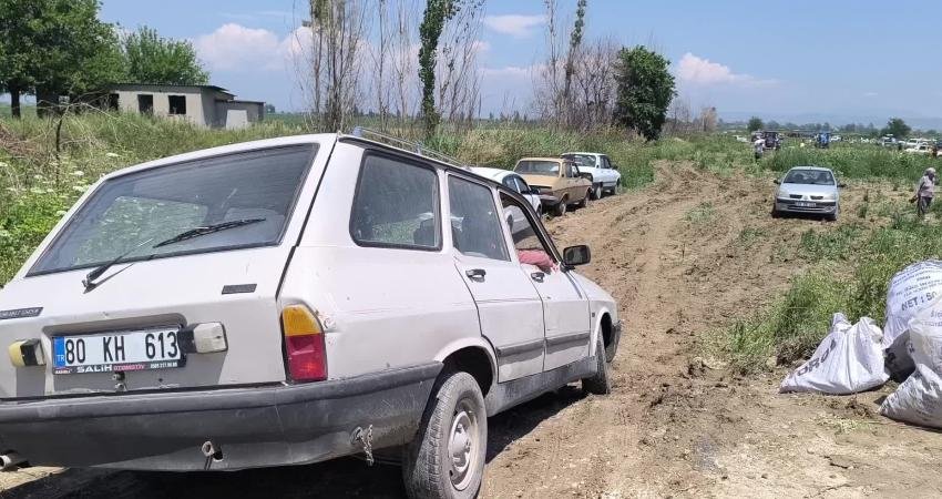 Osmaniye'nin Kadirli ilçesinde soğanını satamayan çiftçi, tarlasını vatandaşa açtı. Soğan