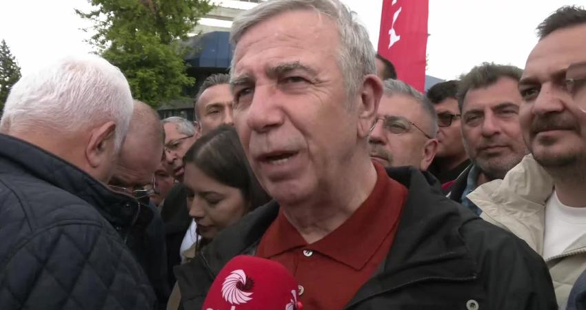 Mansur Yavaş Tandoğan Meydanı’nda: “Sendikalar, öğrenciler, işçiler, emekçiler burada. Onlar için aydınlık bir gelecek diliyorum” Ankara Büyükşehir Belediye (ABB) Başkanı Mansur Yavaş, Tandoğan Meydanı'nda 1