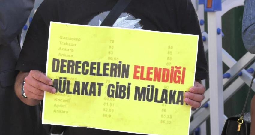 “Mülakat mağduru" öğretmen adaylarının Milli Eğitim Bakanlığı (MEB) önündeki eylemi sürüyor.