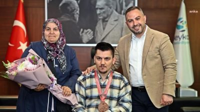Kayseri'de düzenlenen Bilek Güreşi Türkiye Şampiyonası’nda bronz madalyanın sahibi olan