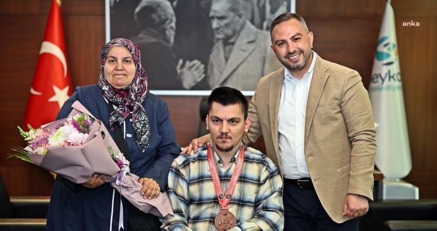 Kayseri'de düzenlenen Bilek Güreşi Türkiye Şampiyonası’nda bronz madalyanın sahibi olan