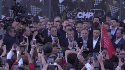 CHP Genel Başkanı Özgür Özel, CHP İstanbul İl Başkanlığı binası önünde