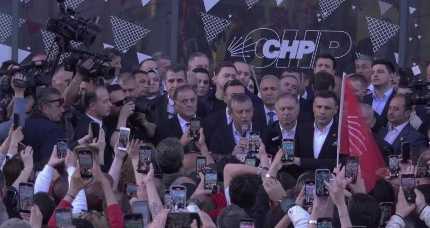 CHP Genel Başkanı Özgür Özel, CHP İstanbul İl Başkanlığı binası önünde