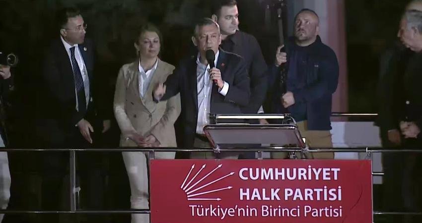 CHP Genel Başkanı Özgür Özel, CHP Genel Merkezi önünde yaptığı