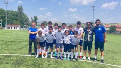 Mamak Belediyesi U-13 Takımı, aldığı farklı galibiyetle ligdeki iddiasını güçlendirirken,