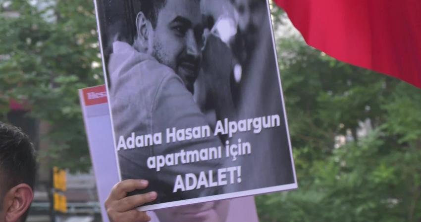 6 Şubat depremlerinde yakınlarını kaybeden yurttaşlar, Ankara Kızılay'da basın açıklaması