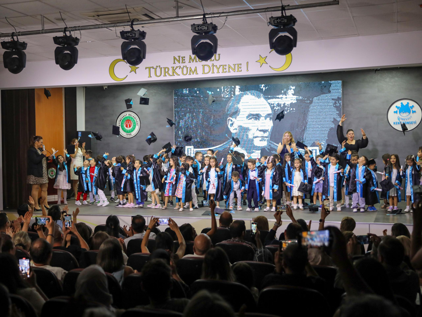 Etimesgut Belediyesi’ne ait kreşlerimizde coşkulu bir hafta: mezuniyet sevinci! Etimesgut Belediyesi’ne ait kreşlerde eğitim gören minik öğrencilerimiz, ilk mezuniyet