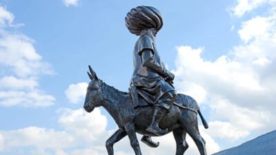 Hanımla Muhabbet Hoca bir gün karısına : – “Hatun” demiş,