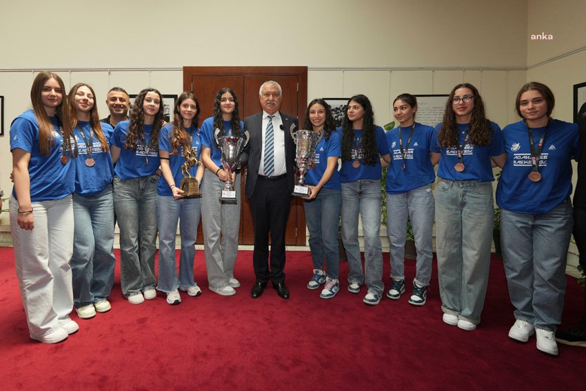 Adana Büyükşehir Belediye Başkanı Zeydan Karalar, Türkiye üçüncüsü olan U18