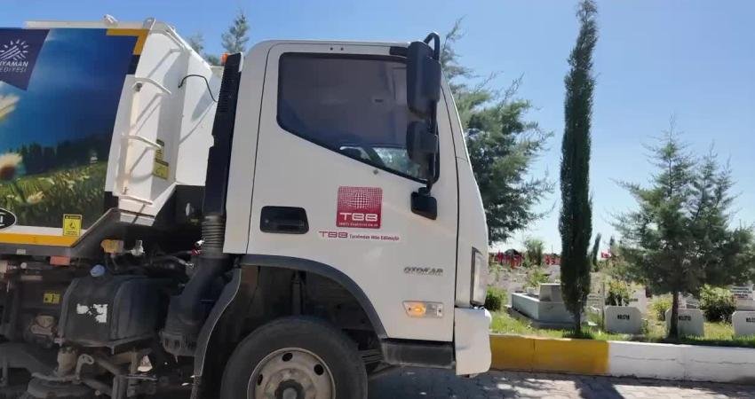 Adıyaman Belediyesi Temizlik İşleri Müdürlüğü, yaklaşan Kurban Bayramı öncesi mezarlıklarda