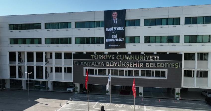 Antalya Büyükşehir Belediyesi Hizmet Binası'na, geçen hafta hayatını kaybeden Manisa