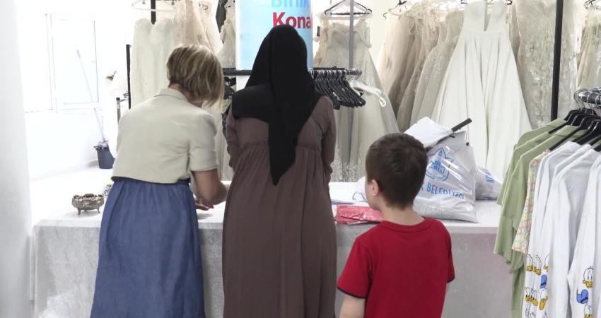 Konak Belediyesi, Kurban Bayramı öncesi Giysi Market’te çocuklara ve ailelere