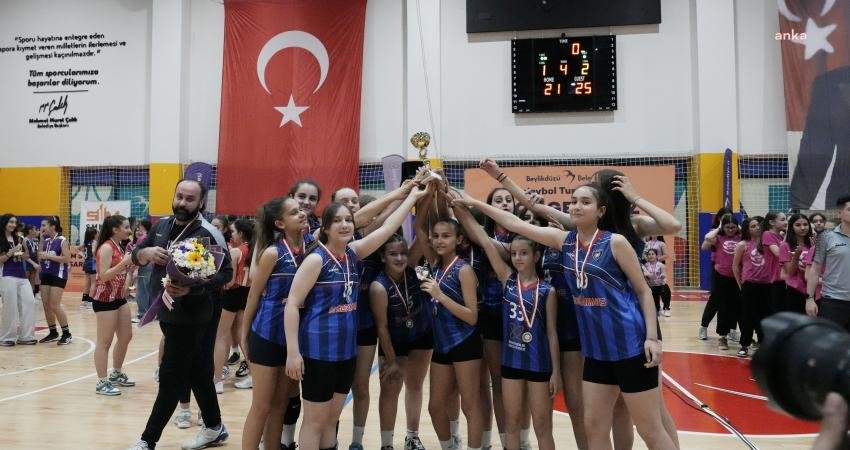 Beylikdüzü Belediyesi’nin ilçedeki amatör kulüpleri buluşturduğu Voleybol Turnuvası’nda şampiyonlar belli