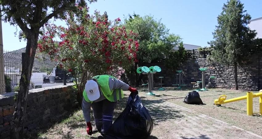 Bodrum Belediyesi, ilçe genelinde başlatılan ot temizliği ve budama çalışmalarına,