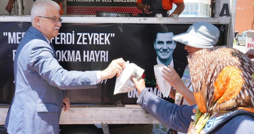 Manisa Büyükşehir Belediye Başkanı Ferdi Zeyrek, Burhaniye’de düzenlenen lokma hayrı