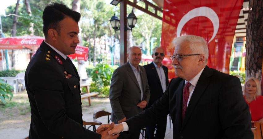 Burhaniye Şehit Turhan Bayraktar Parkı’nda bayramlaşma töreni düzenlendi. Törene katılan