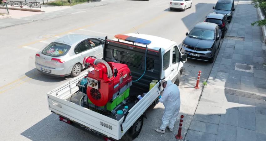 Çankaya Belediyesi’nden ilçe genelinde ilaçlama çalışması Çankaya Belediyesi, sıcak havanın etkisiyle artış gösteren sinek ve haşere