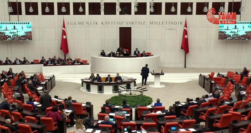 CHP Karabük Milletvekili Cevdet Akay, TBMM Genel Kurulu'nda içinde çoklu