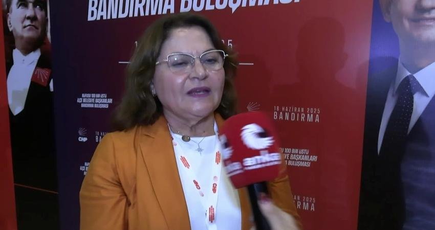 Didim Belediye Başkanı Hatice Gençay, Bandırma'da gerçekleştirilen CHP'li ilçe belediye