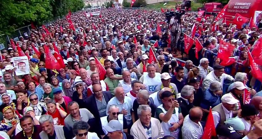  CHP'nin Bayburt'ta düzenlediği "Millet İradesine Sahip Çıkıyor" mitinginde konuşan CHP
