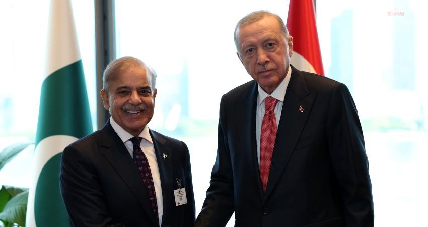 Cumhurbaşkanı Recep Tayyip Erdoğan, Pakistan Başbakanı Şahbaz Şerif ile bir